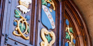 Are coats of arms and family crests the same thing?